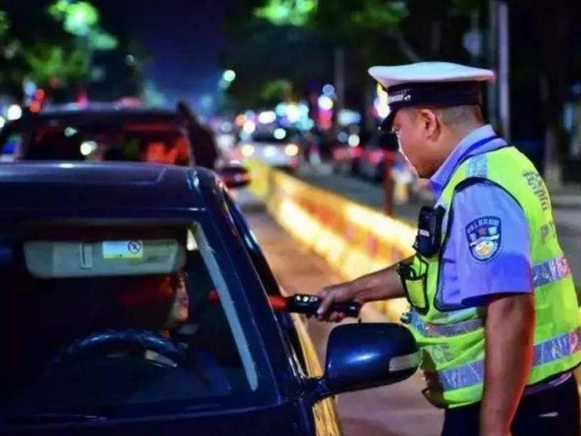 喝酒吹氣沒(méi)有吹到酒？原來(lái)是這么做的，可是還是逃不過(guò)交警